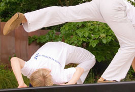 Capoeira movements: Ponte under Rabo de Arraia Capoeira movement: Ponte
