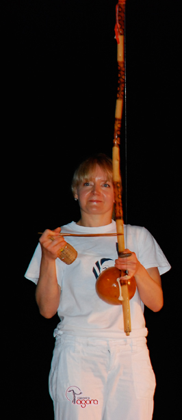 Estagiaria Justyna playing berimbau
